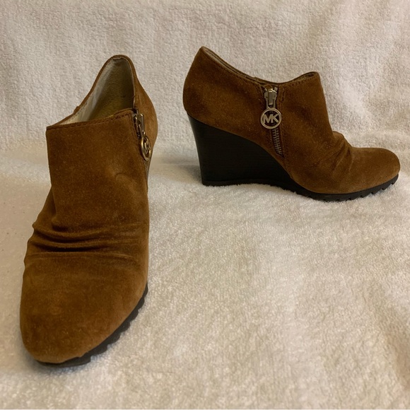 Women’s 5 1/2 M MICHAEL KORS Brown Suede Leather High Wedge Heel Bootie Shoes - Picture 4 of 14
